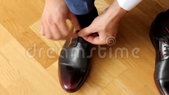 人用棕色皮鞋系鞋带特写从上面看视频的预览图