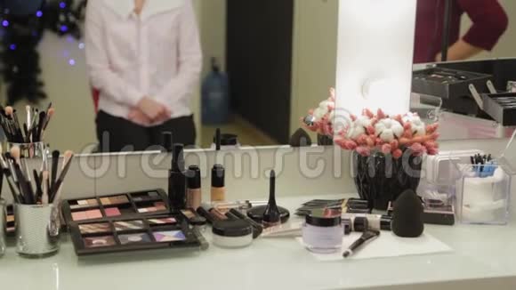 专业化妆师工具在美容院的桌子上视频的预览图