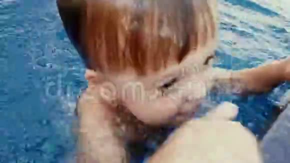 游泳时可爱的湿童视频的预览图
