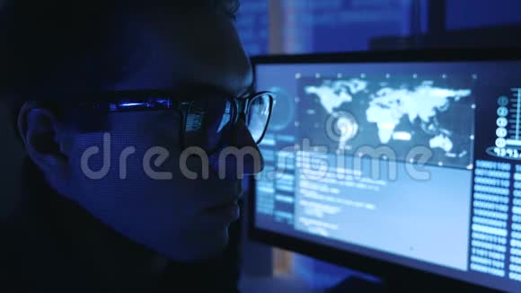 一位戴着眼镜在计算机上工作的男士职业Geek程序员在一个数据中心的特写画像视频的预览图