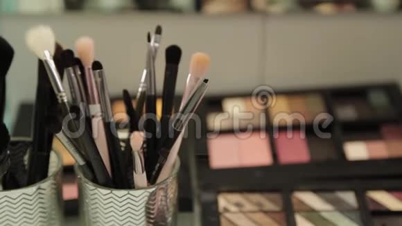 专业化妆师工具在美容院的桌子上视频的预览图