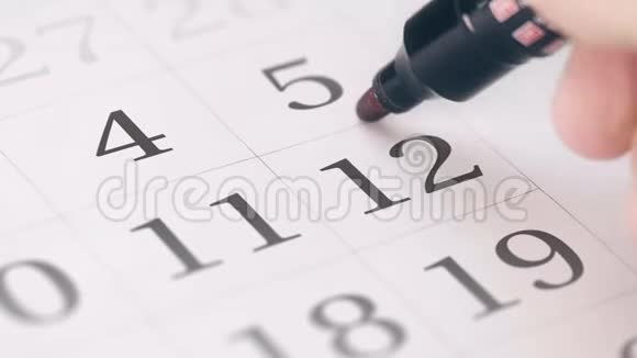 在日历上标注每月12日特写视频的预览图