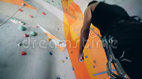 一个运动员在攀登的墙上底部的视野视频的预览图