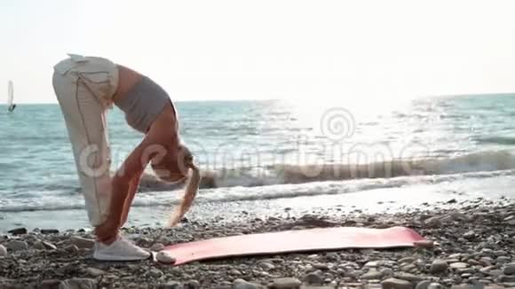 健康的女人在海滩上锻炼女孩在户外运动快乐的女性锻炼自由度假视频的预览图
