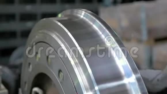 运输工具轮式电车车床上的车轮视频的预览图