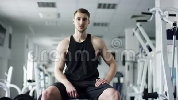 年轻人在健身房锻炼后休息视频的预览图