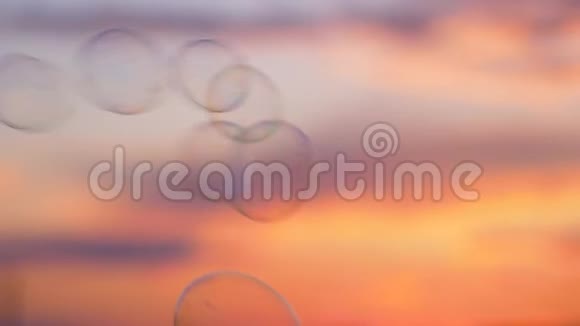 在浪漫的绯红夕阳下泡泡在天空中飞舞视频的预览图