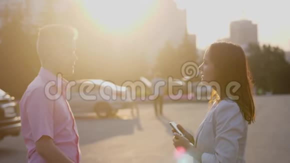商务人士在日落时在街上与咖啡交谈和使用手机慢动作视频的预览图