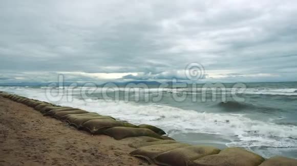 海浪冲击着海洋前线的沙袋视频的预览图