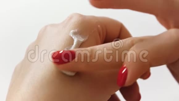 涂抹护手霜白色背景皮肤护理视频的预览图