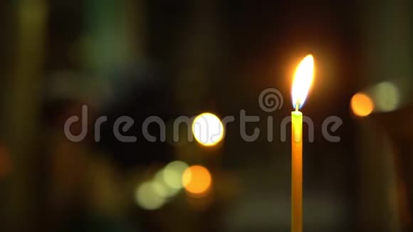 东正教教堂孤独燃烧的蜡烛特写视频的预览图