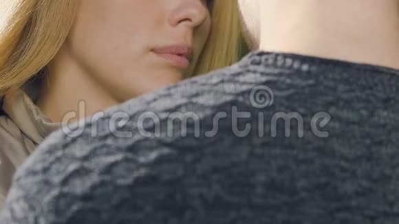 悲伤的女人拥抱男人在抑郁中支持朋友真诚的同情视频的预览图