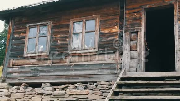 秋天在风景如画的喀尔巴阡山的背景下为牧羊人建造了古老的木制废弃木屋被遗弃视频的预览图
