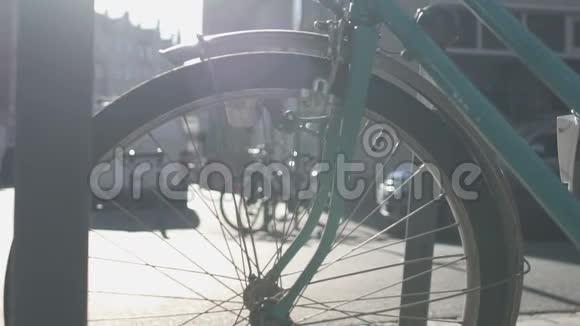 许多自行车沿街站立自行车租赁服务生态交通视频的预览图