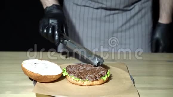 厨师准备汉堡把肉铺在汉堡里的人紧紧地抓住视频的预览图