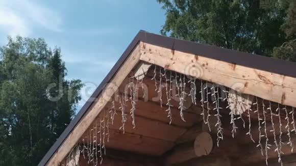 在圆木屋的屋顶上视频的预览图
