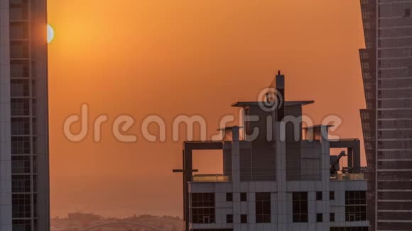 迪拜商务湾现代住宅和办公综合体空间延时后的日落视频的预览图