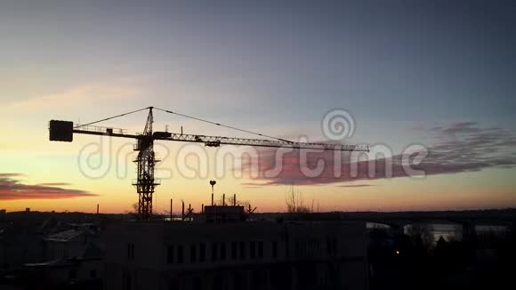 高吊车在有房子的建筑工地施工视频的预览图
