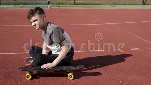 带滑板的少年视频的预览图