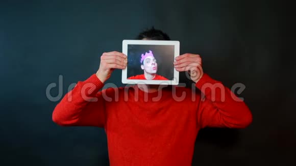 平板电脑屏幕上一个人的肖像视频的预览图