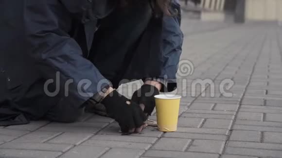 乞丐采摘零钱视频的预览图