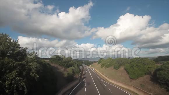 高速公路上的交通视频汽车和灯光在移动从上面看到美丽的田野和山脉全景视频的预览图