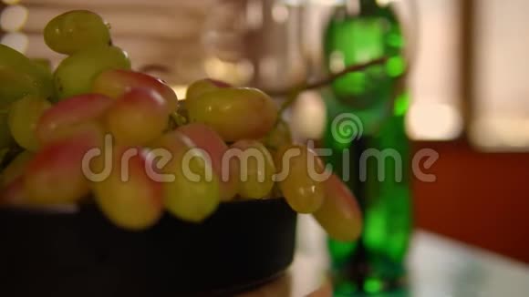 一瓶葡萄酒和水果具有波克效应视频的预览图