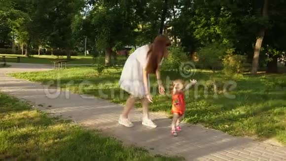 第一步宝宝和妈妈在一起妈妈和她的小女儿在夏天公园玩妈妈和孩子在路上视频的预览图