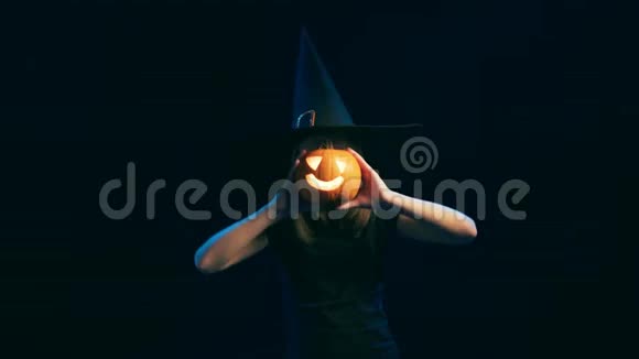 戴着黑女巫帽的女孩拿着千斤灯笼视频的预览图