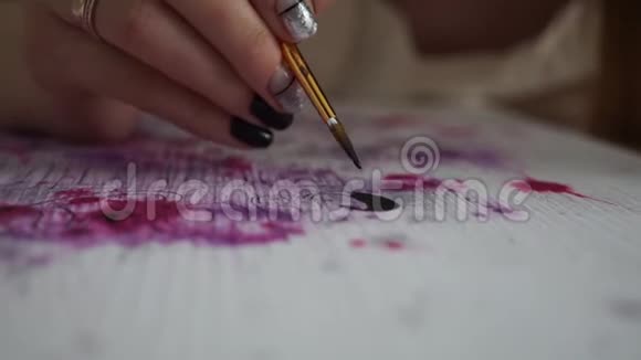女孩艺术家在彩色板上画字母双手修指甲工艺艺术工作室视频的预览图