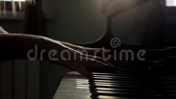 女子双手完成钢琴演奏并在慢动作中关闭钢琴特写盖子视频的预览图