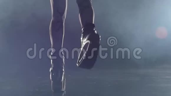 强壮的腿在kangoo跳鞋做运动特写慢动作视频的预览图