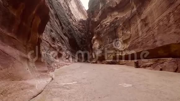 佩特拉古城峡谷内漫步视频的预览图