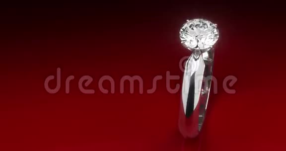 红色背景上的钻石戒指视频的预览图