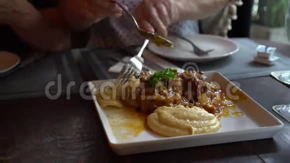 吃德国猪肉炖土豆泥视频的预览图