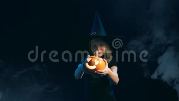 戴着黑女巫帽的女孩拿着千斤灯笼视频的预览图