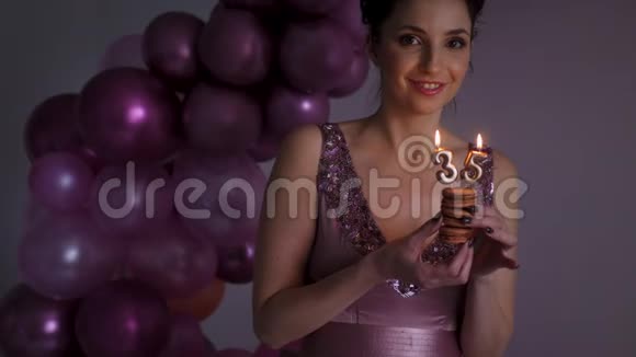 穿紫色衣服的年轻女子吹蜡烛视频的预览图