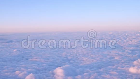 在美丽的夕阳下飞越粉红色和蓝色的云景像一场雪视频的预览图