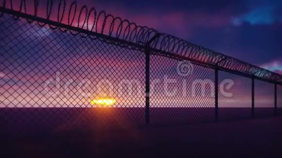 穿过一个金属监狱栅栏铁丝网可以看到云层和令人不安的日落循环逼真的3D动画视频的预览图