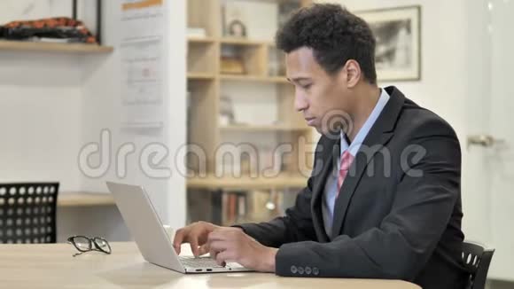 忙碌的非裔美国设计师在笔记本电脑上工作视频的预览图
