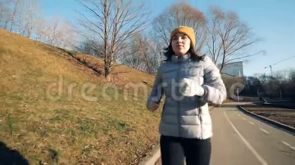 一个有假手的女人跑特写视频的预览图