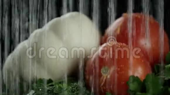 在视频中我们看到一个白色的南瓜西红柿和绿色水从不同的喷流顶部涌出然后停止视频的预览图