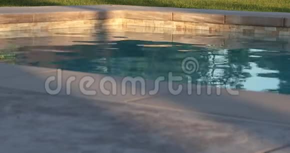 抽象的和平泳池水和太阳甲板视频的预览图
