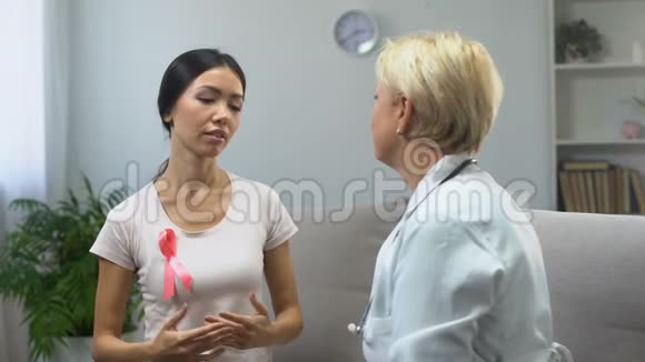 感恩女孩拥抱女医生癌症缓解治疗后治愈视频的预览图