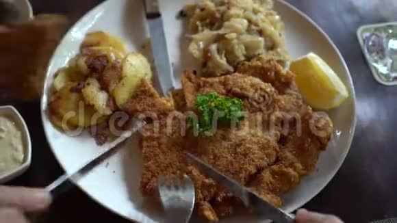 切猪肉施尼茨奥地利菜用酸菜和土豆打肉视频的预览图