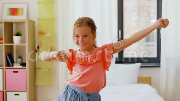 快乐的小女孩在家里的房间里跳舞视频的预览图