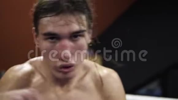 男子拳击与无形对手的肖像年轻人在现代拳击馆训练现役男拳击手赤膊视频的预览图