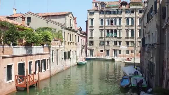 威尼斯运河从桥上看到视频的预览图