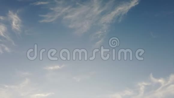 鸢尾花云的时间流逝直到浓密的夏日蓝天视频的预览图