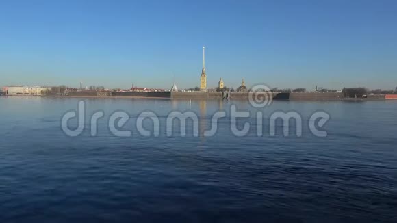 彼得和保罗堡垒的景色四月天的时间流逝圣彼得堡视频的预览图